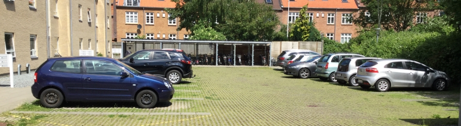 Parkering i gården ved E